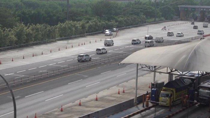 ARUS LALU LINTAS - Kondisi arus lalu lintas di ruas jalan Tol Jakarta-Cikampel menuju ruas jalan Tol Trans Jawa pada H-6 Lebaran 2025, Selasa (25/3/2025).