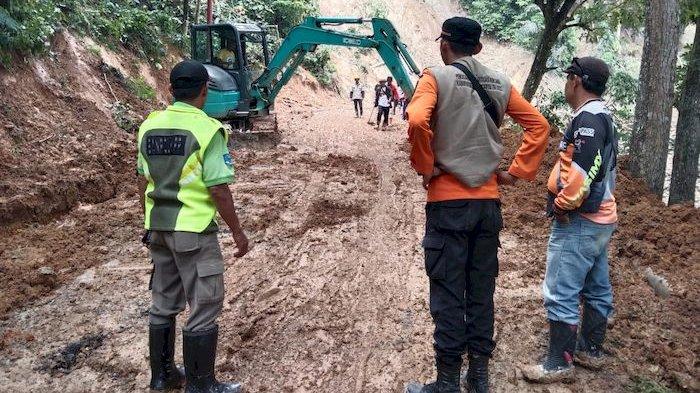 Kondisi jalan penghubung Desa Sukamulya dan Desa Pasanggrahan yang kini sudah bisa dilalui kendaraan, Senin (8/1/2024). Jalan tersebut sebelumnya tidak bisa dilalui karena tertimbun material longsor Gunung Anaga Purwakarta.
