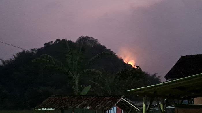 Kondisi kebakaran Gunung Rangagading, Gegerbitung, Kabupaten Sukabumi, Rabu (30/08/2023) sekitar pukul 18.20.