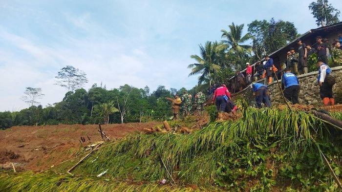 Kondisi longsor di Kampung Gintung, RT 3/7, Desa Cibenda, Kecamatan Cipongkor, Kabupaten Bandung Barat (KBB).