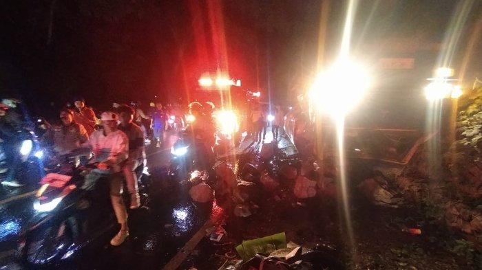 Kondisi motor yang tertabrak mobil truk di Jalan Raya Cipatat, Desa Citatah, Kecamatan Cipatat, Kabupaten Bandung Barat (KBB), Minggu (7/4/2024) dini hari.