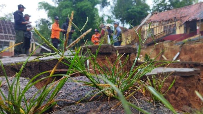 Kondisi pergerakan tanah di Kampung Cigombong, RT 4/13, Desa Cibedug, Kecamatan Rongga, Kabupaten Bandung Barat (KBB), Selasa (5/3/2024).