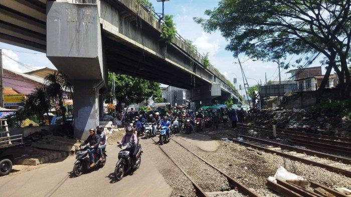 Perlintasan Sebidang Jalan Perjuangan Bekasi Ditutup Sementara untuk Perbaikan Jalur Rel