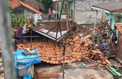 Kondisi rumah di Cimahi yang rusak terdampak hujan deras disertai angin kencang, Rabu (25/10/2023).
