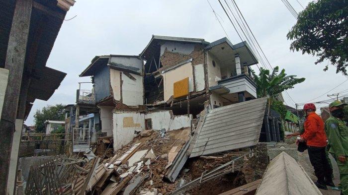 Tak Ada Angin Tak Ada Hujan Rumah Dua Tingkat Di Cimahi Tiba Tiba Tak Ada Angin Tak Ada Hujan Rumah Dua Tingkat Di Cimahi Tiba Tiba