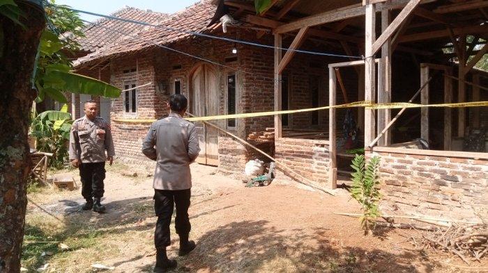 Kondisi rumah kakek Rauf, tempat dimana almarhum yang diduga tewas dihabisi ibunya, selama ini tinggal. Rumah yang diduga sebagai tempat kejadian perkara ini diawasi oleh petugas kepolisian.