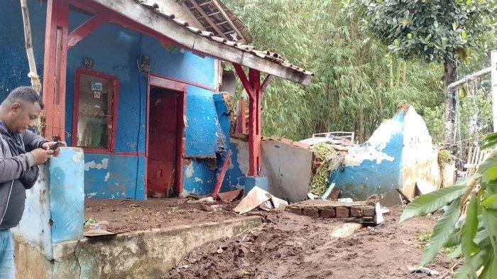 Kondisi satu rumah di Desa Banjaran Wetan, Kecamatan Banjaran, Kabupaten Bandung, Jawa Barat, yang terdampak banjir, Rabu (6/11/2024). Banjir terjadi pada Selasa (5/11/2024) malam.