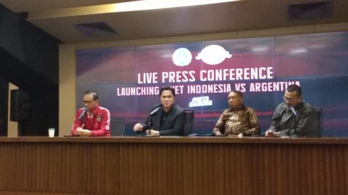 Ketua Umum PSSI, Erick Thohir bersama Wakil Ketua Umum PSSI Zainudin Amali, Anggota Exco PSSI Arya Sinulingga dan Komedian Cak Lontong saat konferensi pers tiket laga FIFA Matchday Timnas Indonesia vs Argentina, Media Center SUGBK, Senayan, Jakarta, Senin (29/5/2023).