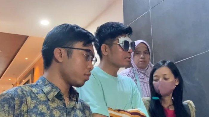 Korban penyiraman air keras bernama Agus Salim (32) tiba di Polda Metro Jaya untuk menjalani pemeriksaan sebagai pelapor atas kasus dugaan pencemaran nama baik, Jumat (1/11/2024).