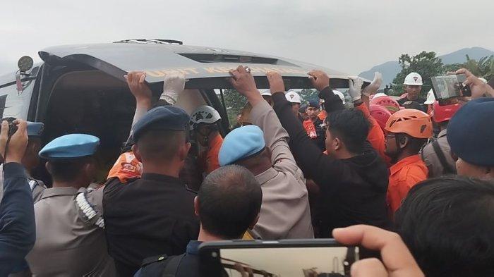 Korban terakhir akibat tabrakan Kereta Api Turangga dengan Kereta Lokal Bandung Raya berhasil dievakuasi, Jumat (5/1/2023) sore .