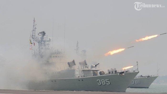 Korvet KRI Teuku Umar  385 bersama KRI Tjiptadi  381 melakukan tembakan RBU-6000 untuk peranan anti-kapal selam (ASW RL) dalam gelar alutsista TNI AL periode 2004-2014 di Dermaga Madura, Komando Armada RI Kawasan Timur (Koarmatim), Surabaya, Rabu (12/3/2014)