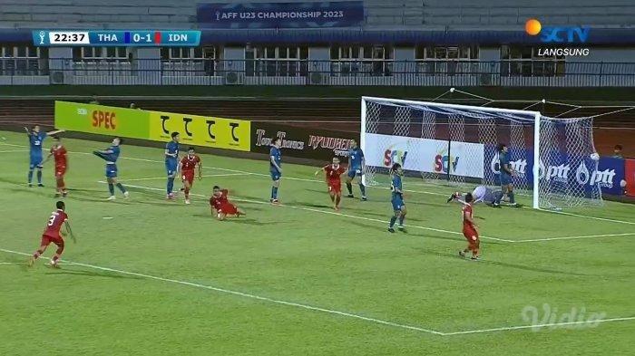 LEMPARAN JAUH - Selebrasi bek Timnas U-23 Indonesia, Muhammad Ferrari seusai mencetak gol ke gawang Thailand. Gol sundulan itu bermula dari umpan jauh Robi Darwis. Laga semifinal Piala AFF U-23 2023 antara timnas U-23 Indonesia vs Thailand berlangsung di Rayong Stadium, Thailand, Kamis (24/8/2023).