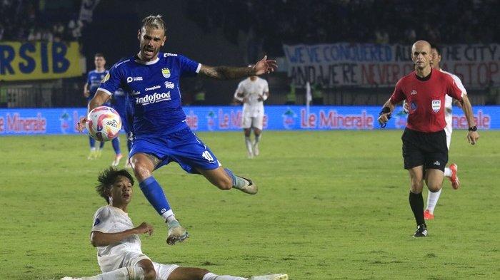 Laga Persib Bandung vs Arema FC di Stadion Si Jalak Harupat, Kabupaten Bandung pada Minggu (25/8/2024).