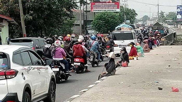 Kondisi lalu lintas Jalur Pantura Subang di kawasan Jembatan Sewoharjo, Pusakanaraga, Subang, Jumat (5/4/2024) pagi.