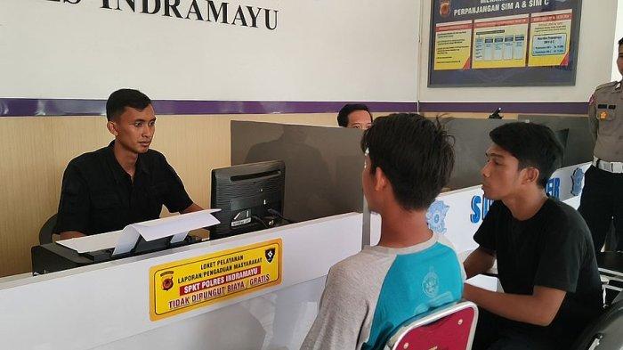 Keluarga korban melaporkan dugaan malapraktik di RSUD MA Sentot Patrol Indramayu ke Polres Indramayu, Rabu (20/12/2023). Seorang ibu dan bayinya meninggal di RS tersebut akibat dugaan malapraktik.
