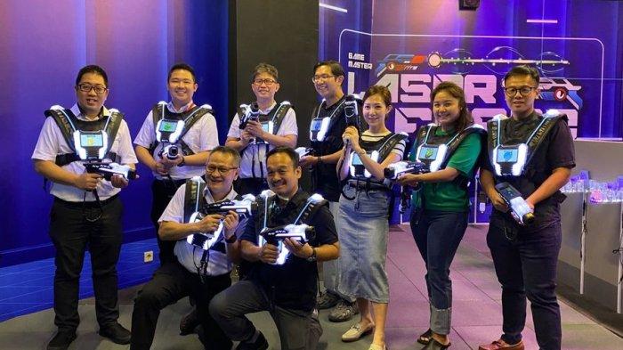 Pengunjung bersiap main Laser Force di Game Master yang berada di Sumber Sari Junction lantai 3A, Kota Bandung, Selasa (1/8/2023).
