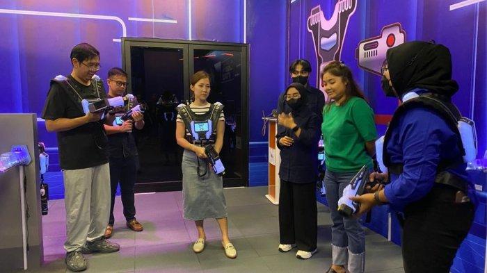 Pengunjung bersiap main Laser Force di Game Master yang berada di Sumber Sari Junction lantai 3A, Kota Bandung, Selasa (1/8/2023).