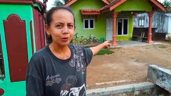 TUNJUK LOKASI - Lasmi, warga Kampung Tanjung Jaya, Kecamatan Bangun Rejo, Lampung Tengah, pada Selasa (2/7), menunjukan tempat kali pertama melihat Nenek Runtah bersimbah darah akibat dianiaya oknum bidan Y, pada Jumat (28/6/2024).