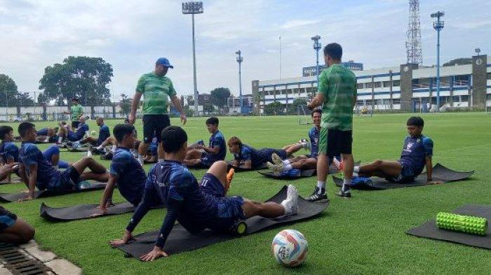Pelatih Persib Bandung, Bojan Hodak, dan pelatih fisik Miro Petric memberikan program latihan bagi para pemain Maung Bandung, Jumat (12/1/2024).
