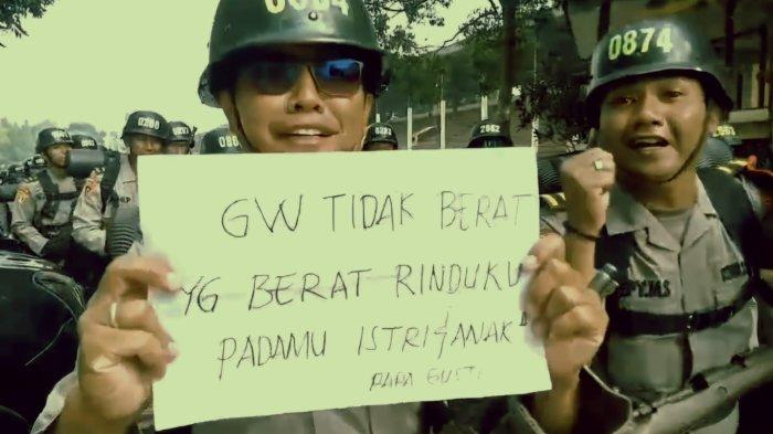 Saat salah seorang siswa menunjukan tulisannya rasa kangen Istri dan Anaknya