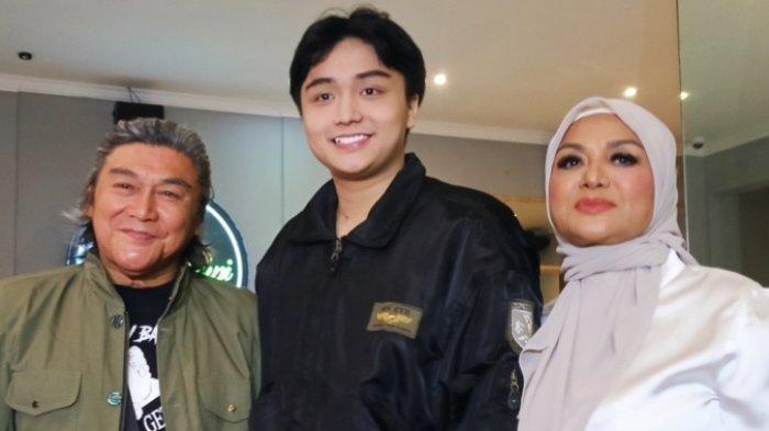 Leon Dozan diapit Willy Dozan dan Betharia Sonata, di kawasan Lebak Bulus, Jakarta Selatan, Sabtu (9/12/2023).
