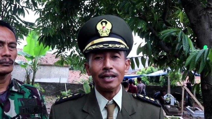 PEMAKAMAN - Letkol CPL Bambang Mujianto saat ditemui di pemakaman Mayor CPL Anda Rohanda di Desa Cinunuk, Kecamatan Cileunyi, Kabupaten Bandung pada Selasa (13/5/2025).