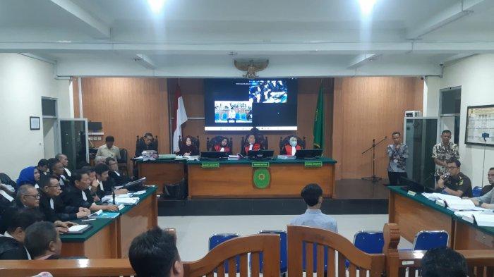 Momen Liga Akbar, saksi kunci kasus Vina Cirebon meminta maaf kepada para terpidana di sidang PK enam terpidana di PN Cirebon, Jumat (13/9/2024).