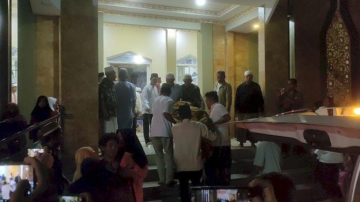 Lima jenazah korban kebakaran di Bekasi yang merupakan satu keluarga tiba di  warga Desa Sarwadadi, Kecamatan Talun, Kabupaten Cirebon, Rabu (3/7/2024) sekira pukul 20.00 WIB.