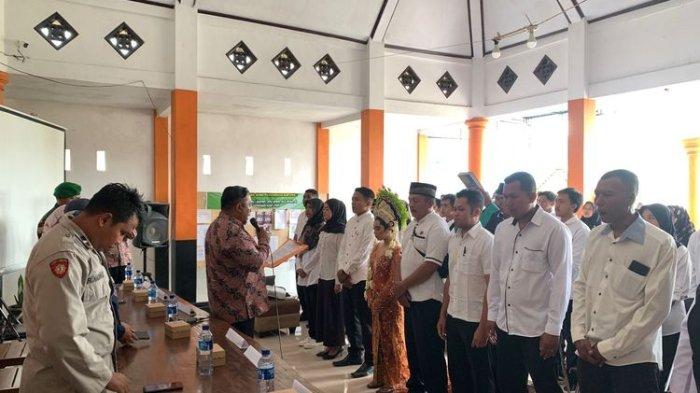 Lis Watiningsih saat dilantik menjadi Petugas KPPS di Desa Kluncing Kecamatan Licin Banyuwangi.