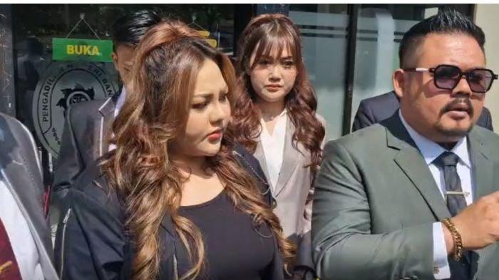 WAWANCARA - Lisa Mariana didampingi kuasa hukumnya saat memberikan keterangan seusai sidang mediasi di Pengadilan Negeri Bandung pada Rabu (4/6/2025).