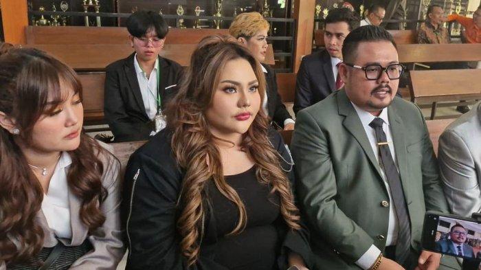 Lisa Mariana didampingi kuasa hukumnya dalam sidang mediasi yang digelar di Pengadilan Negeri Bandung pada Rabu (4/6/2025).
