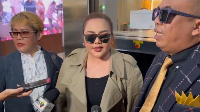 PENCEMARAN NAMA BAIK - Selebgram Lisa Mariana memenuhi panggilan penyelidik Bareskrim Polri atas kasus dugaan pencemaran nama baik pada Kamis (17/7/2025). Lisa diperiksa dalam kapasitasnya sebagai saksi.
