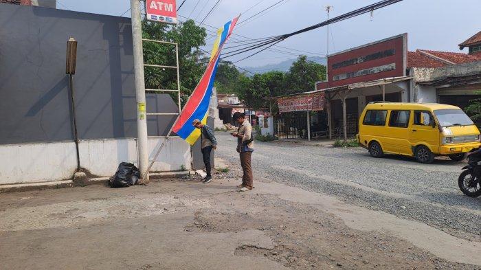 Lokasi mobil terparkir di minimarket Cireunghas, Sukabumi.
