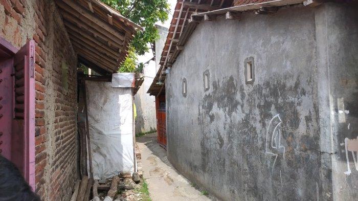 Lokasi rumah Pak RT, Pasren yang belakangan ini menjadi sorotan dalam penyelidikan kasus kematian Vina dan Eki Cirebon yang terjadi pada tahun 2016 lalu di RT.2/10, Kelurahan Karyamula, Kecamatan Kesambi, Kota Cirebon