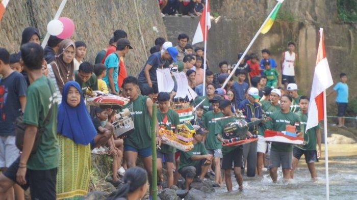 Lomba miniatur perahu unik digelar di Sungai Cipeles. Tepatnya, di belakang Kantor Kelurahan Talun, Kecamatan Sumedang Utara, Kabupaten Sumedang, Minggu (11/8/2024). 