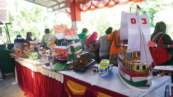 Lomba miniatur perahu unik digelar di Sungai Cipeles. Tepatnya, di belakang Kantor Kelurahan Talun, Kecamatan Sumedang Utara, Kabupaten Sumedang, Minggu (11/8/2024). 