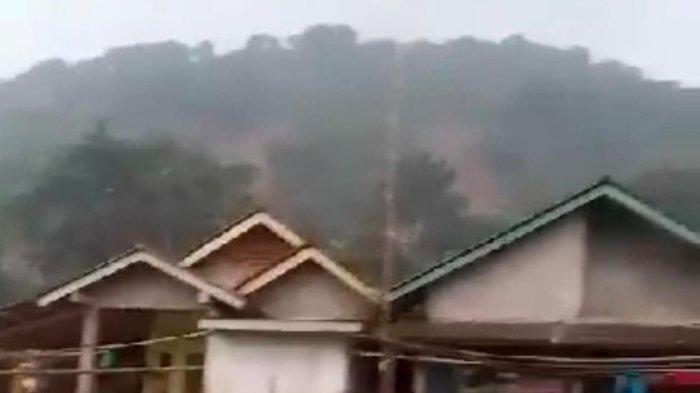 Longsor terjadi di Gunung Anaga tepatnya di Kampung Pamalayan, Desa Sukamulya, Kecamatan Tegalwaru, Kabupaten Purwakarta, Kamis (4/1/2024) mengakibatkan sejumlah rumah dan tempat ibadah tertimpa material longsor.