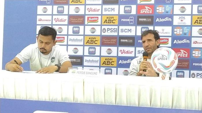 Pelatih Persib, Luis Milla bicara soal peluang tampilnya Tyronne del Pino dan Alberto Rodriguez Martin pada pertandingan melawan Madura United, dalam sesi konferensi pers pra pertandingan, di Stadion GBLA Kota Bandung, Sabtu (1/7/2023)