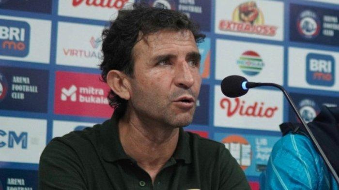 Luis Milla saat konferensi pers setelah pertandingan Arema FC vs Persib Bandung di Stadion Kapten I Wayan Dipta, Bali, Jumat (7/7/2023). Ia mengakui kesalahan atas hasil imbang Persib Bandung pada pekan ketiga Liga 1 2023/2024.