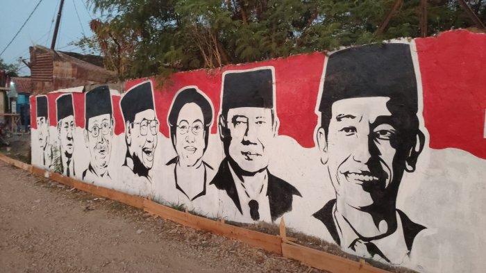 Lukisan mural di tembok sepanjang 100 meter yang berada di pintu masuk Kampung Nelayan Desa Citemu, Kecamatan Mundu, Kabupaten Cirebon, yang bertema politik.