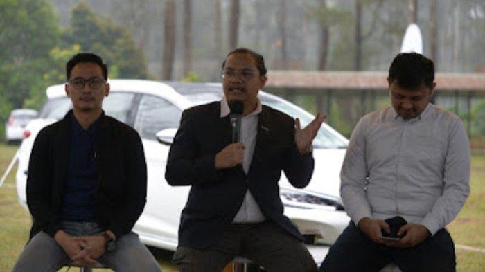 Luther Panjaitan, Head of PR and Government Relations PT BYD Motor Indonesia (tengah) saat memaparkan spesifikasi mobil lsitrik BYD M6
