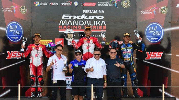  M. Adenanta Putra (tengah) berhasil raih podium pertama pada race pertama seri kedua kelas Superbike & National Super Sport pada gelaran Mandalika Racing Series di Pertamina Mandalika International Street Circuit, Nusa Tenggara Barat.
