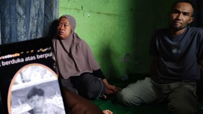 Kokom Komalasari dan Abdurrahman, orang tua M Kadian, bobotoh yang meninggal dunia saat konvoi Persib Bandung, Sabtu (1/6/2024).