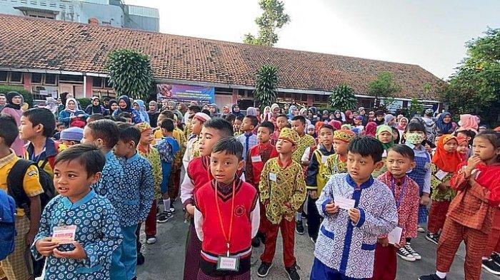 Suasana masa pengenalan lingkungan sekolah (MPLS) di SDN 071 Sukagalih, Kecamatan Sukajadi, Kota Bandung, Senin (17/7/2023)