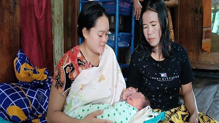 Maharani menggendong bayinya yang diberi nama M. Prabowo Gibran atau dipanggil Gemoy, Jumat (16/2/2024). Bayi itu lahir tepat pada pelaksanaan pemungutan suara Pemilu 2024, Rabu (14/2/2024).