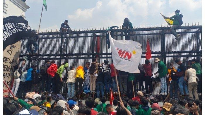 Mahasiswa berupaya dobrak gedung DPR, Jakarta, Selasa (22/8/2024).