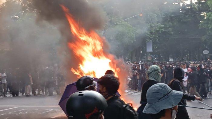 UNJUK RASA - Sejumlah mahasiswa kembali melakukan aksi unjuk rasa menolak Undang-Undang (TNI) yang telah disahkan oleh DPR RI, di halaman depan Gedung DPRD Jabar, Jalan Diponegoro, Kota Bandung, Jumat (21/3/2025). Tribun Jabar/Nazmi Abdurahman