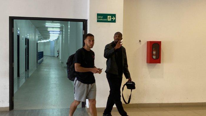 Mailson Lima terlihat akrab dengan Gervane Kastaneer, keduanya jalan bersama keluar ruang ganti stadion sambil berbincang usai latihan di Stadion GBLA.