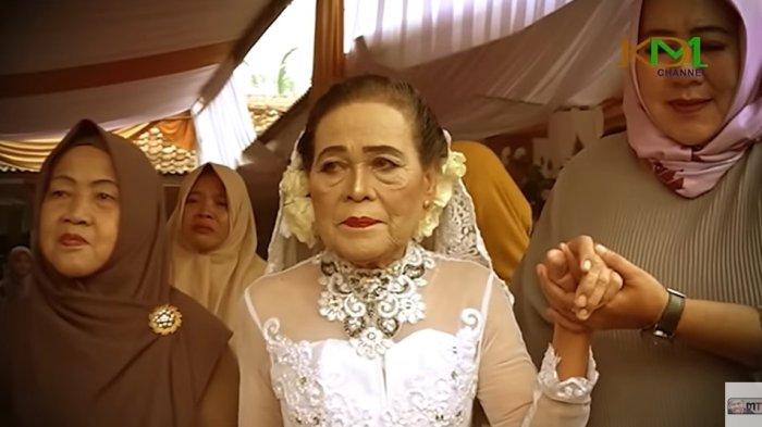 Mak Ukasih, bibi Dedi Mulyadi yang belakangan viral karena pernikahan lansia di Subang.