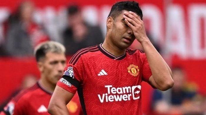 Reaksi gelandang Man United, Casemiro, saat timnya tertingggal dalam pekan kelima Premier League 2023-2024 yang mempertemukan Man United vs Brighton di Stadion Old Trafford pada 16 September 2023.